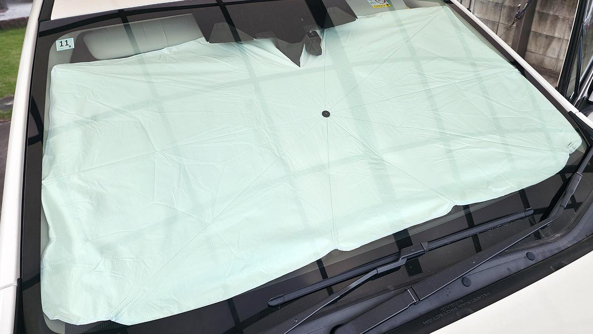 「開く・畳む」が超ラク！ドラレコも避ける車用サンシェード