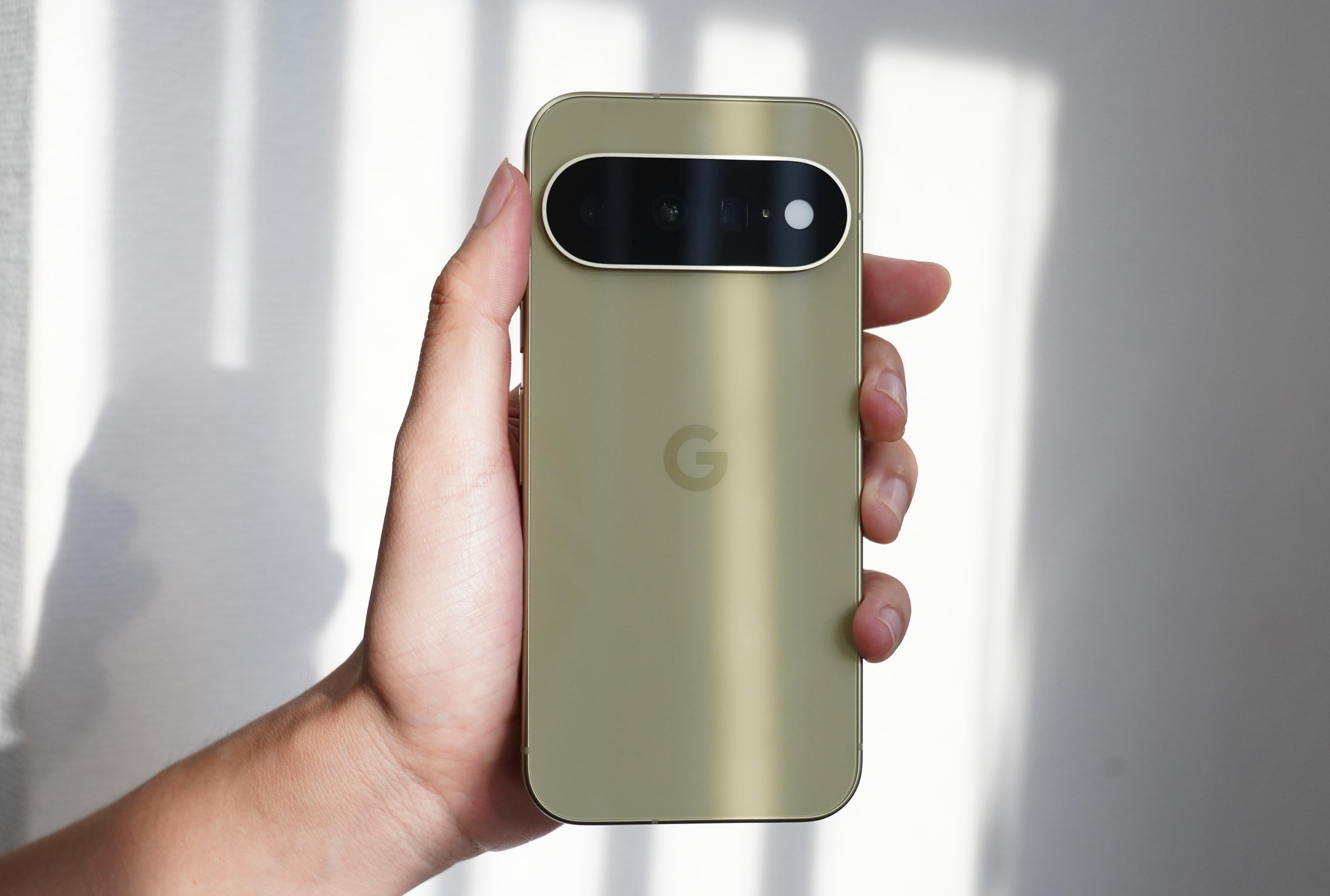Pixel 11がやってきた。純正ケースで完全体になるんだ、コイツは