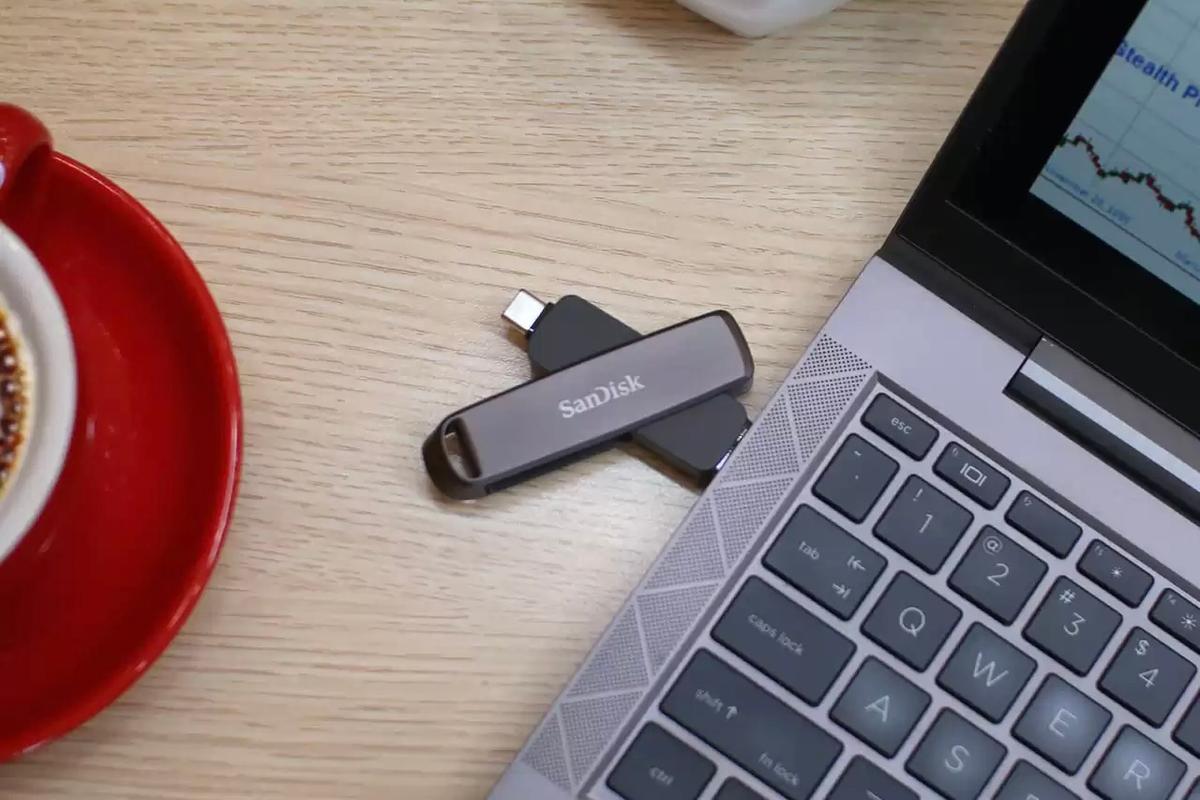 USB-AもUSB-Cもこれ1本。SanDiskの1TBスティックSSDがタイムセール中