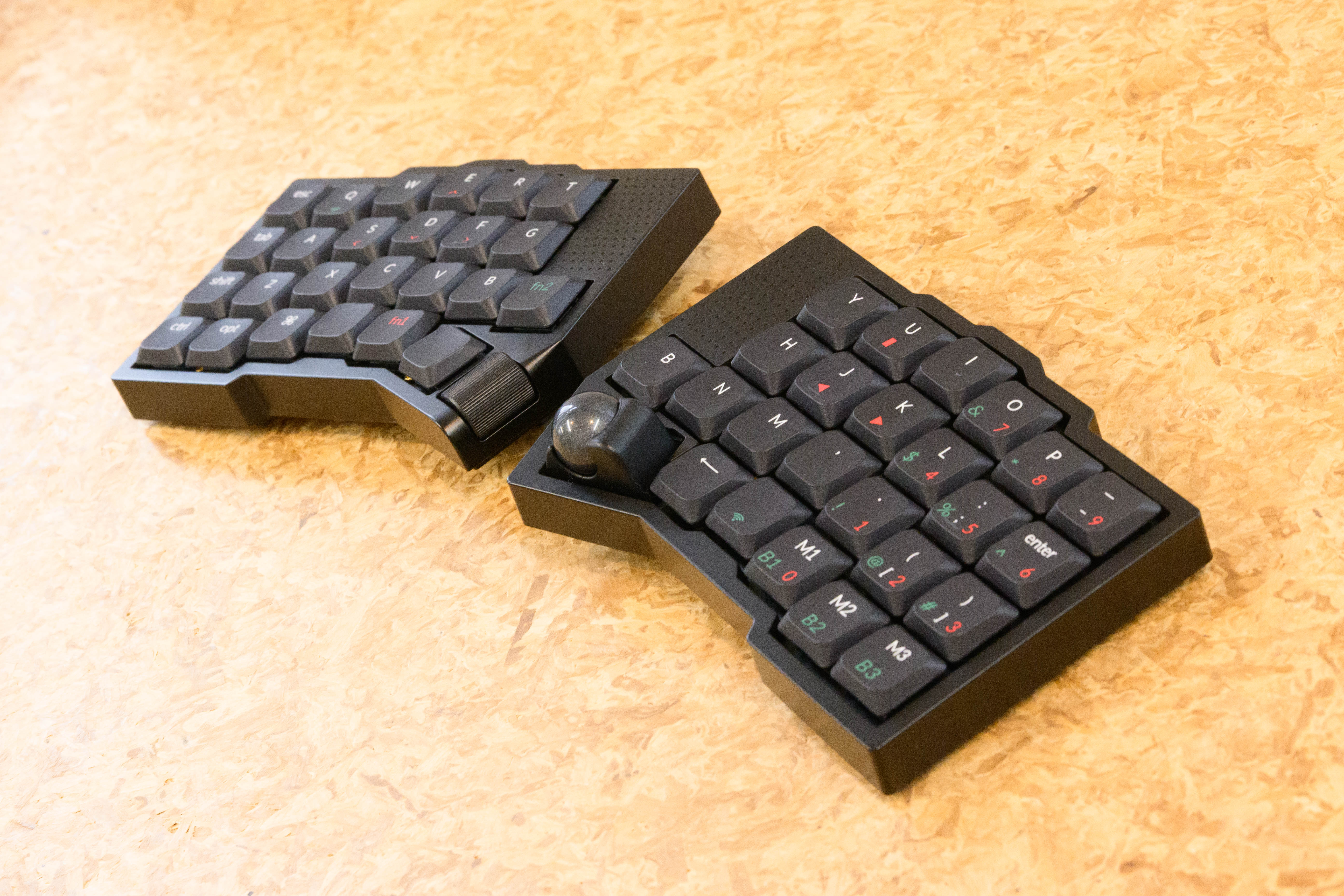 分割キーボード Orca echoはミニマルだけど妥協なしの機能性 | ROOMIE