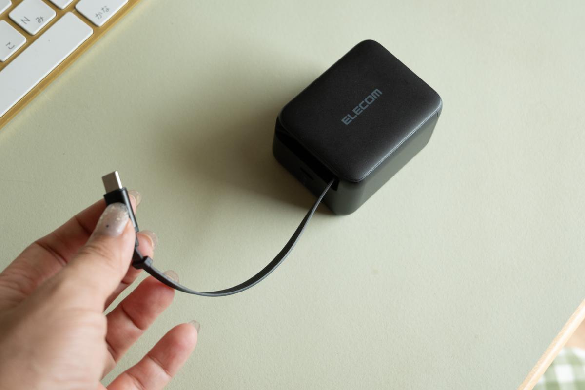 荷物を減らせて、デスクもスッキリ。3,000円台の「巻き取り式充電器」導入して正解すぎた