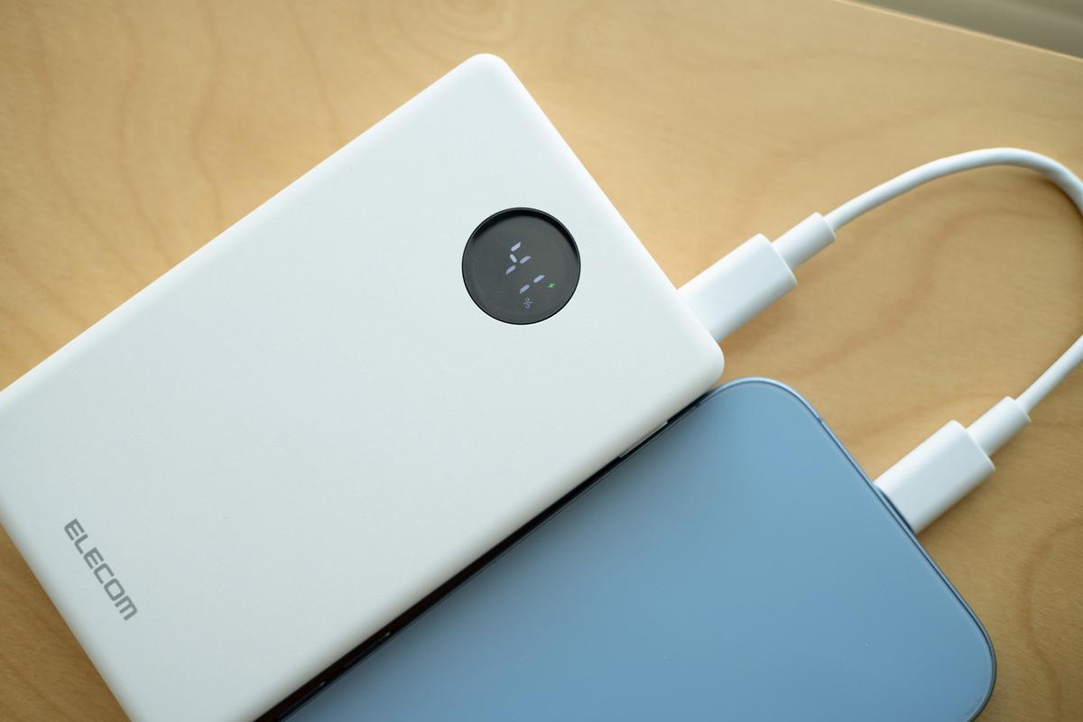 「そろそろ交換かな」がLEDでわかる。寿命4倍で長く安心して使えるエレコムの新しいモバイルバッテリー