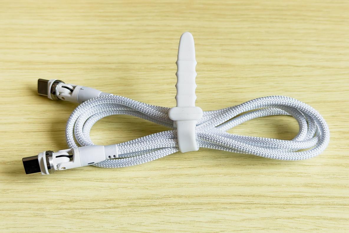 ケーブルの根元が540度回転。それだけで充電中のストレスがゼロになっ