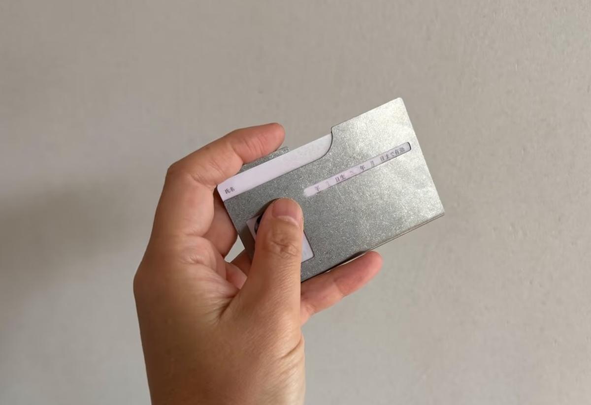 財布に入れても違和感なし。プライバシーを守るチタン製マイナカードケース