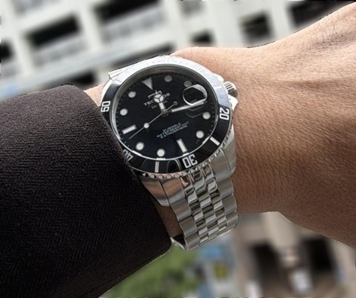 スーツにもTシャツにも合う王道の41mm。5気圧防水の自動巻き腕時計が破格の2万円台