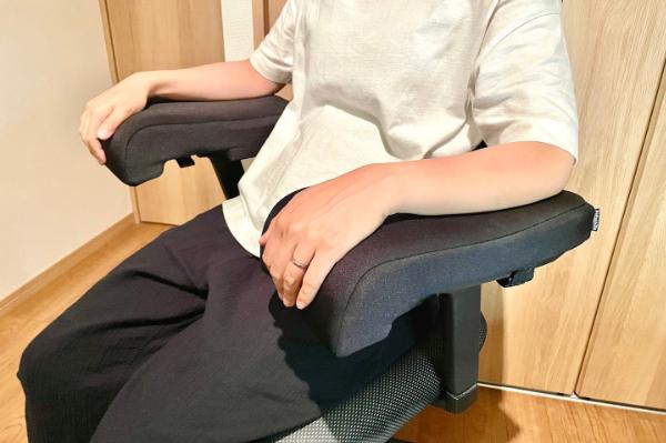 ゲーミングチェアの肘掛けって遠くない？ それ、幅広クッションで解決