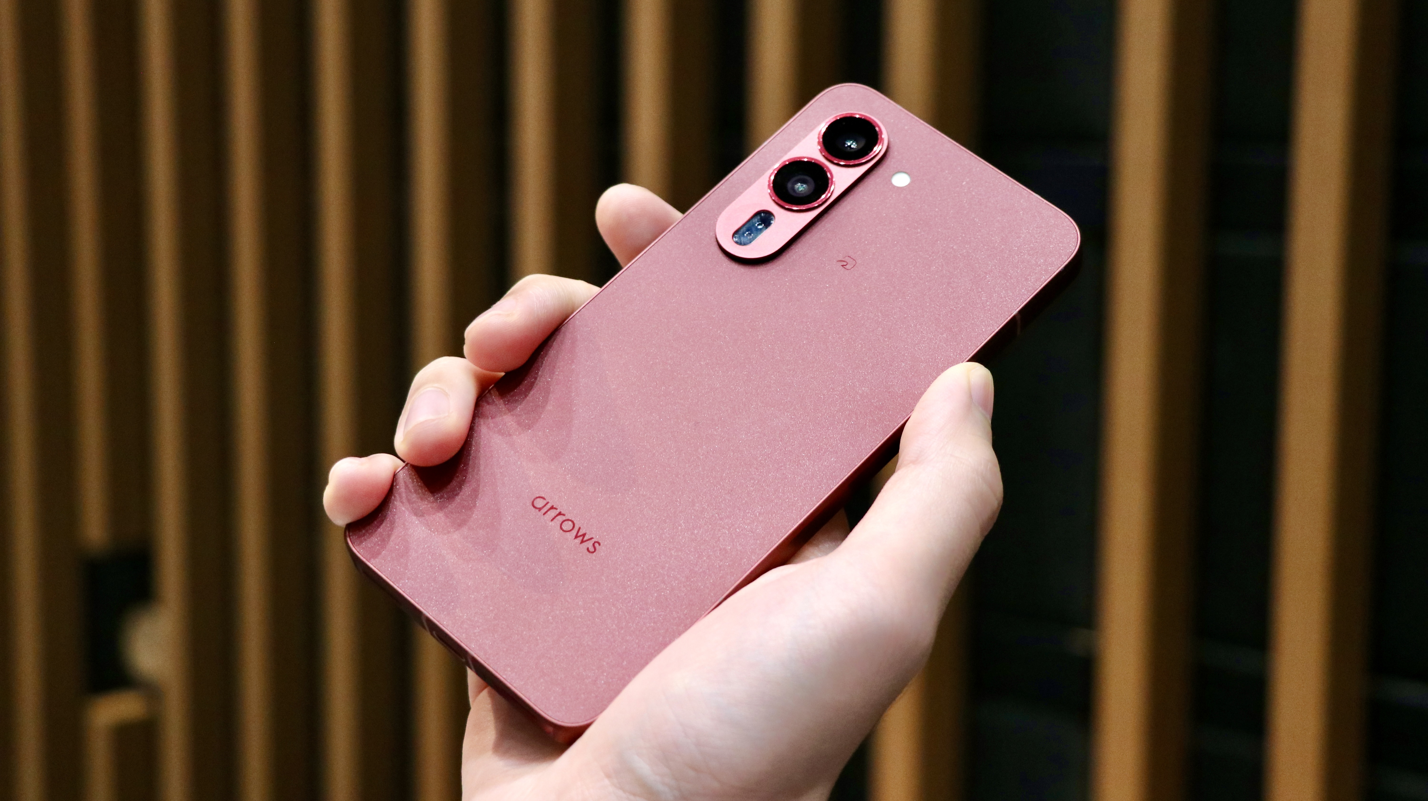 水にドボン！からのパシャッ。水中撮影できちゃう頑丈スマホ「arrows