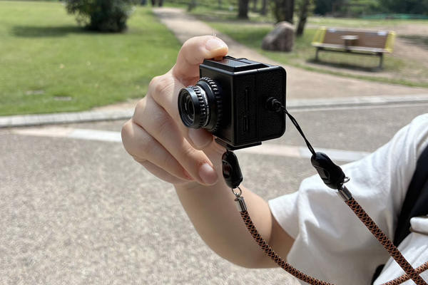 スマホとは別に「遊びのカメラ」を持ち歩く。手のひらサイズの「LIGAR」で、いつもの散歩が楽しくなった