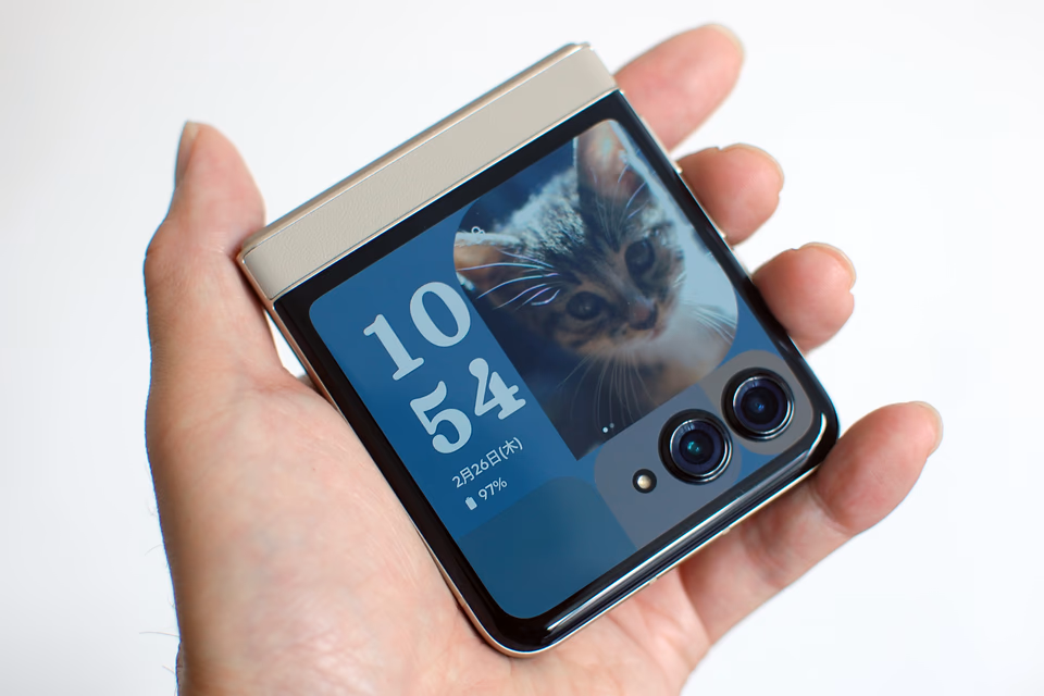 Androidに乗り換えてよかったこと。7万円以下で買えた“折りたたみスマホ”の質感