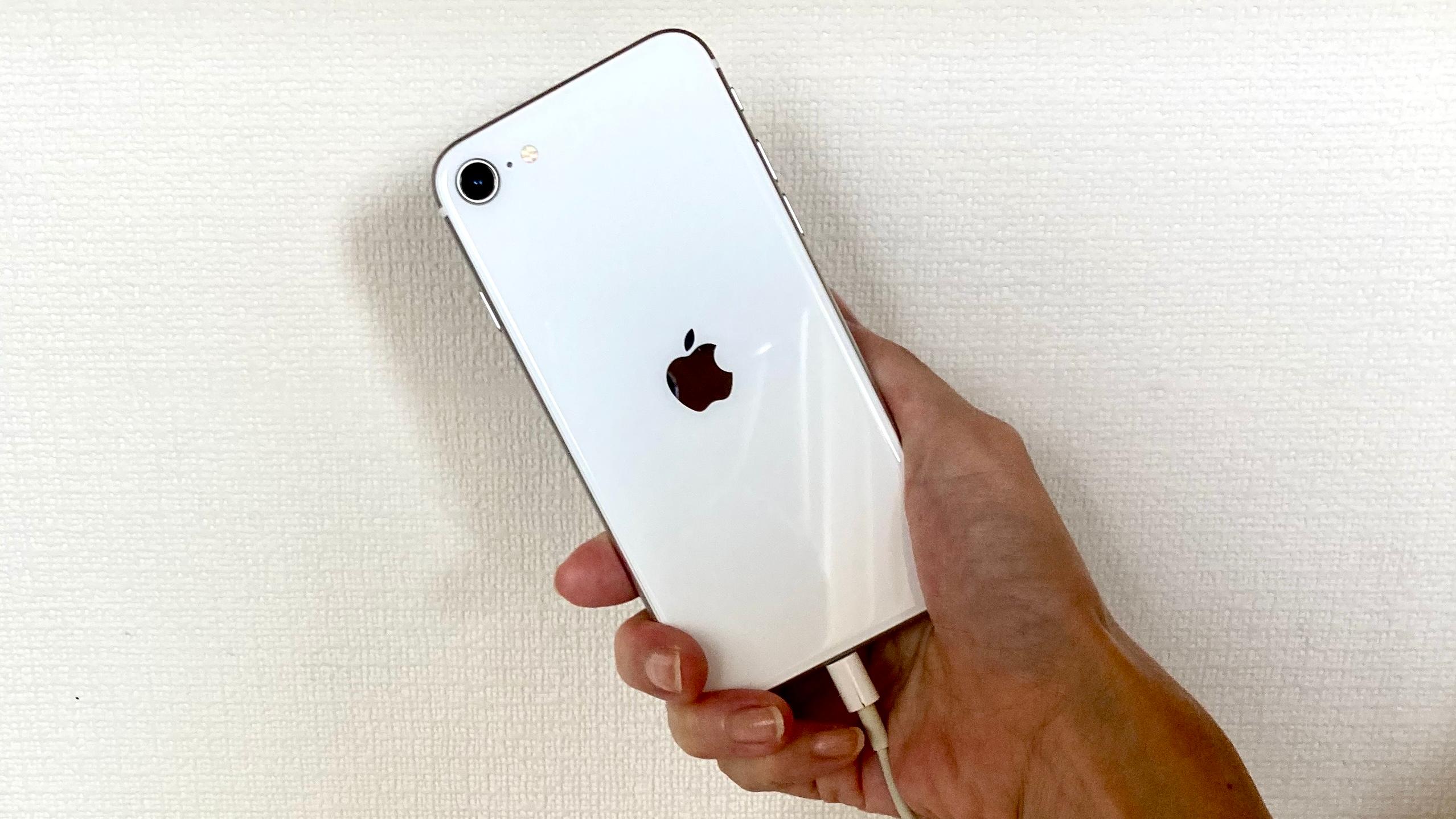 ホームボタンは絶滅危惧種。それでもiPhone SE 2を手放せない