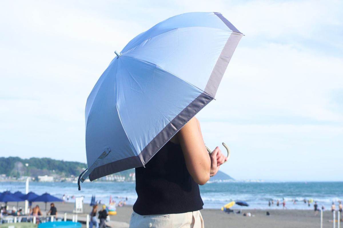 折りたたみなのに、長傘みたいにサッと閉じられる。体感マイナス15℃の日傘が地味に賢かった
