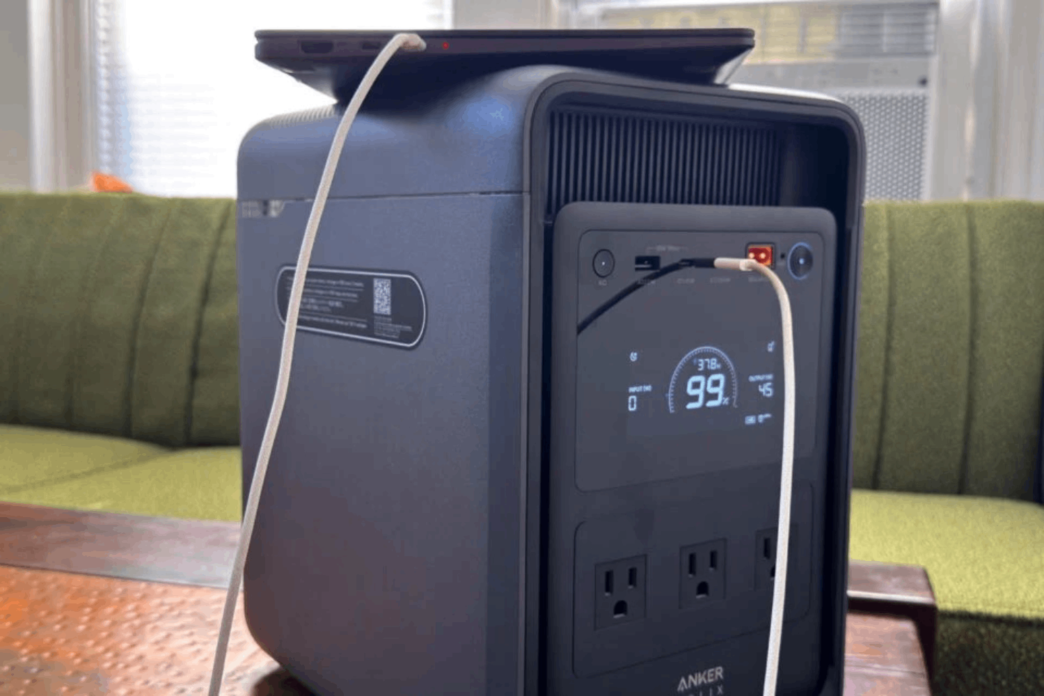 気軽に持ち運べる、Ankerのポタ電。冷蔵庫へ給電できる大容量