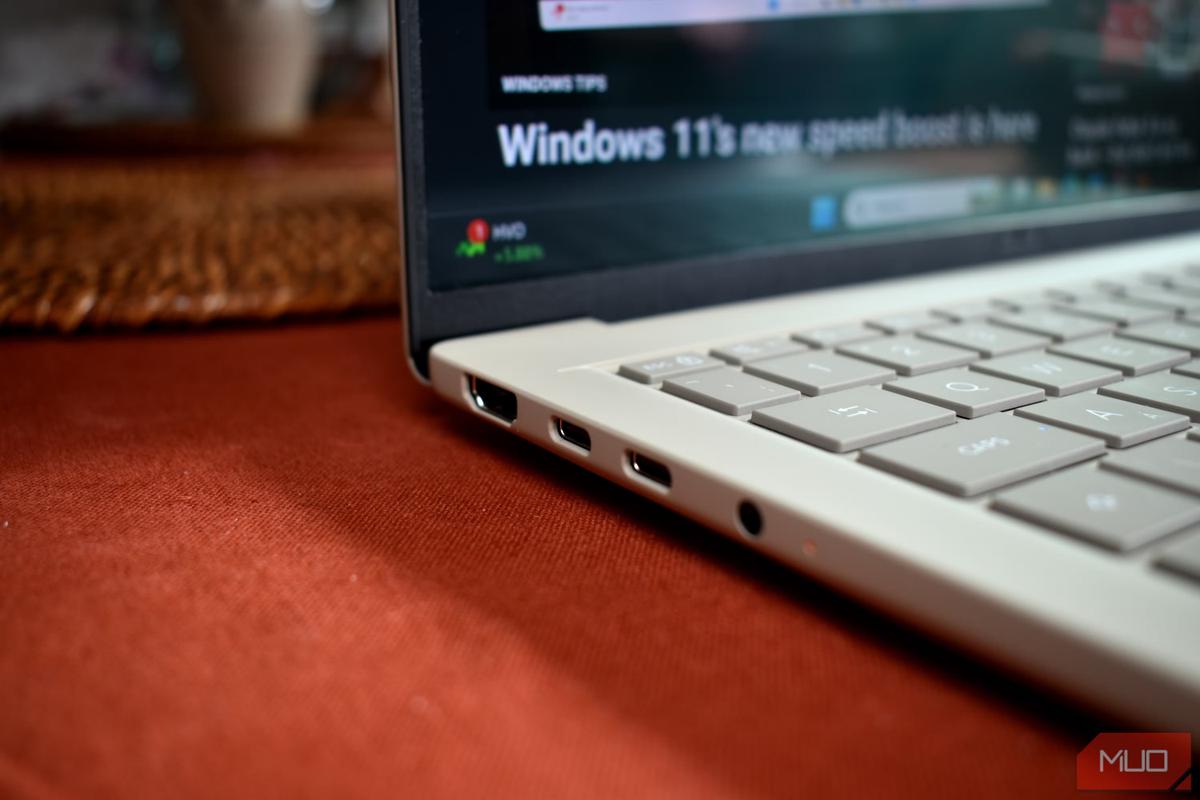 そのUSBポート、実は遅いかも。速度が10倍変わる「挿す場所」の見分け方