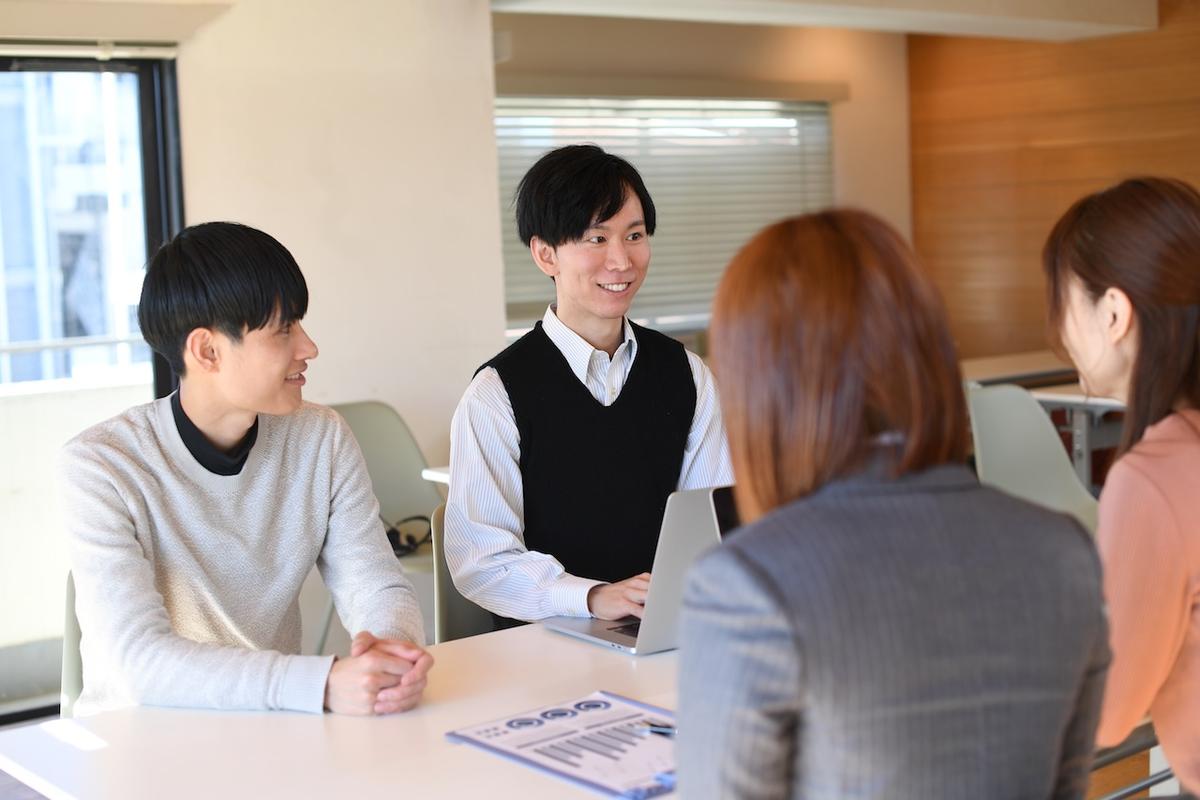 専門家が明かす、職場で決して話してはいけない8つのこと
