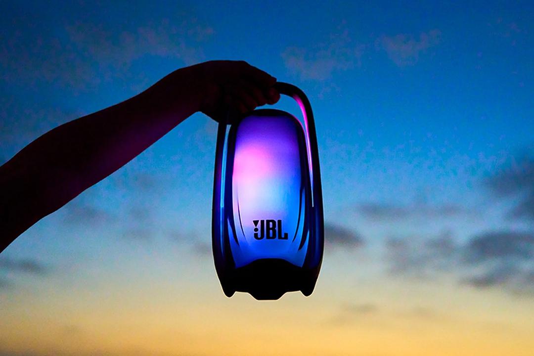 音楽を流して、明かりはゆっくり暗く。JBLの新スピーカーが寝る前にも