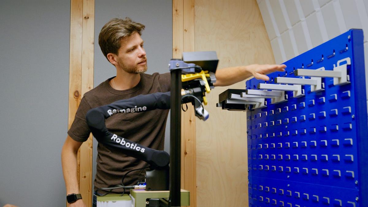 元ディープマインドのエンジニアが設立したスタートアップは、顧客をロボットの“教師”に変えようとしている