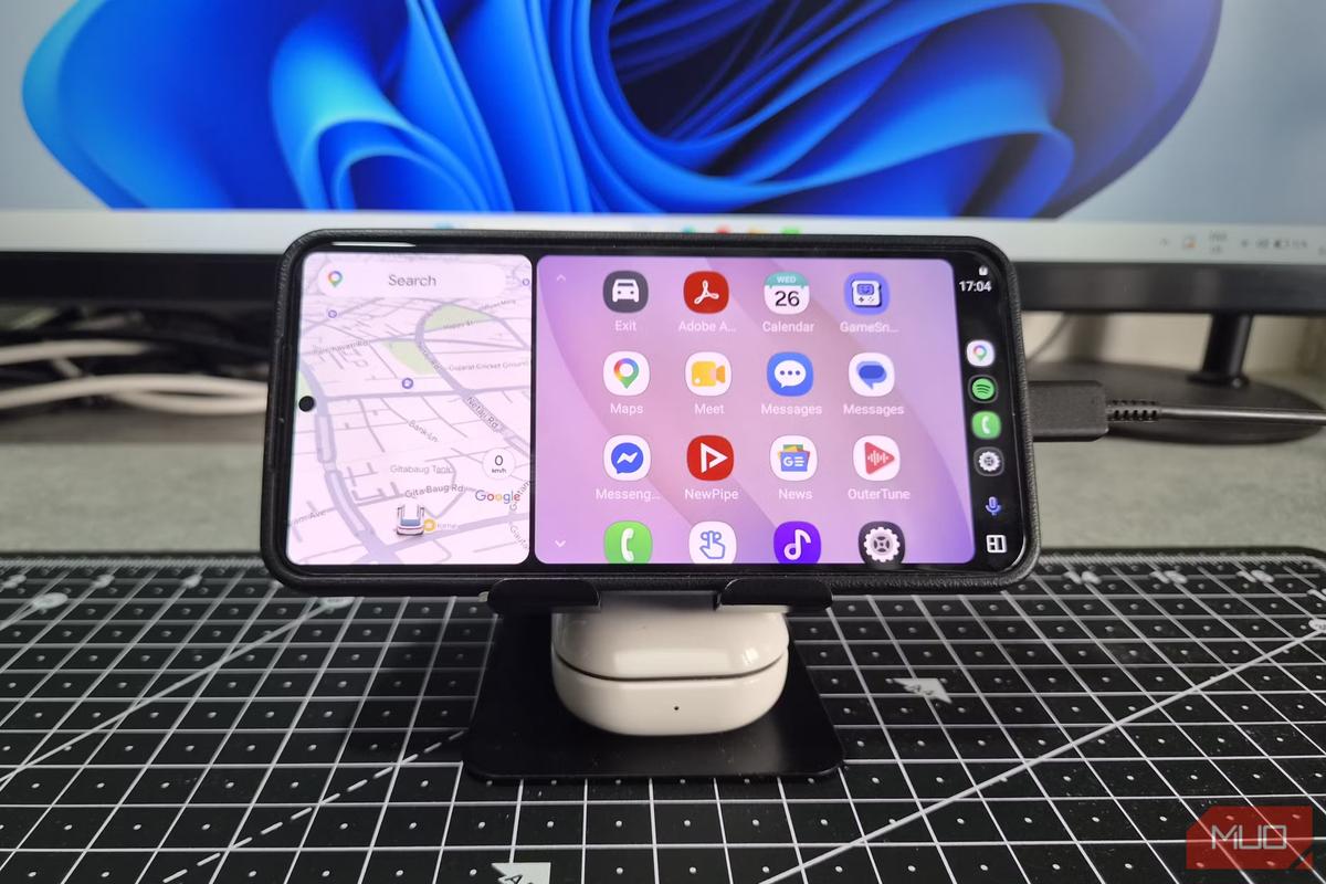 古いスマホをPCの横へ。Android Autoをデスクに置いたら仕事の脱線が消えた