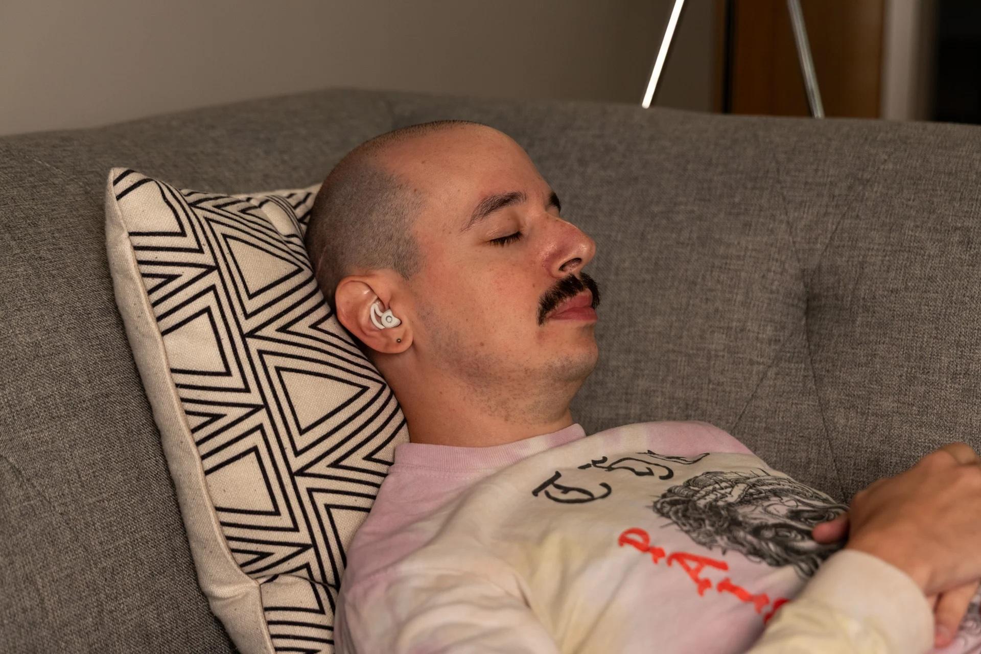 眠りに特化した寝ホン「Ozlo Sleepbuds 2」、使って寝たらどうなった