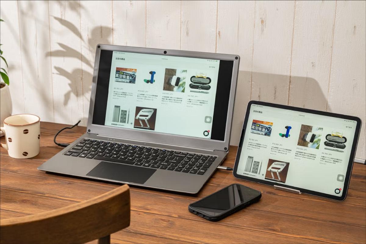 スマホとつないで、どこでも大画面作業。15.6インチの「ノートPC型ポータブルモニター」