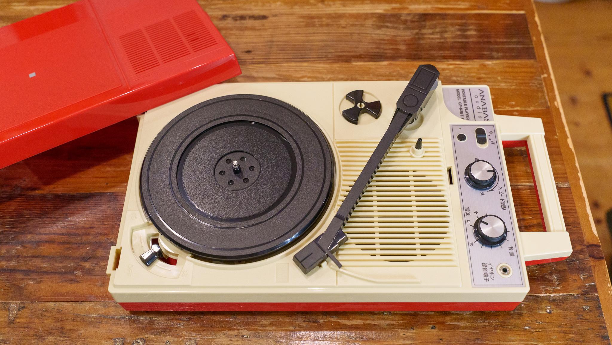 送料込　空音  PLANET TREE  7インチレコード　新品 7インチを壁に掛けて、回す。1980年の銘機レコードプレイヤーが