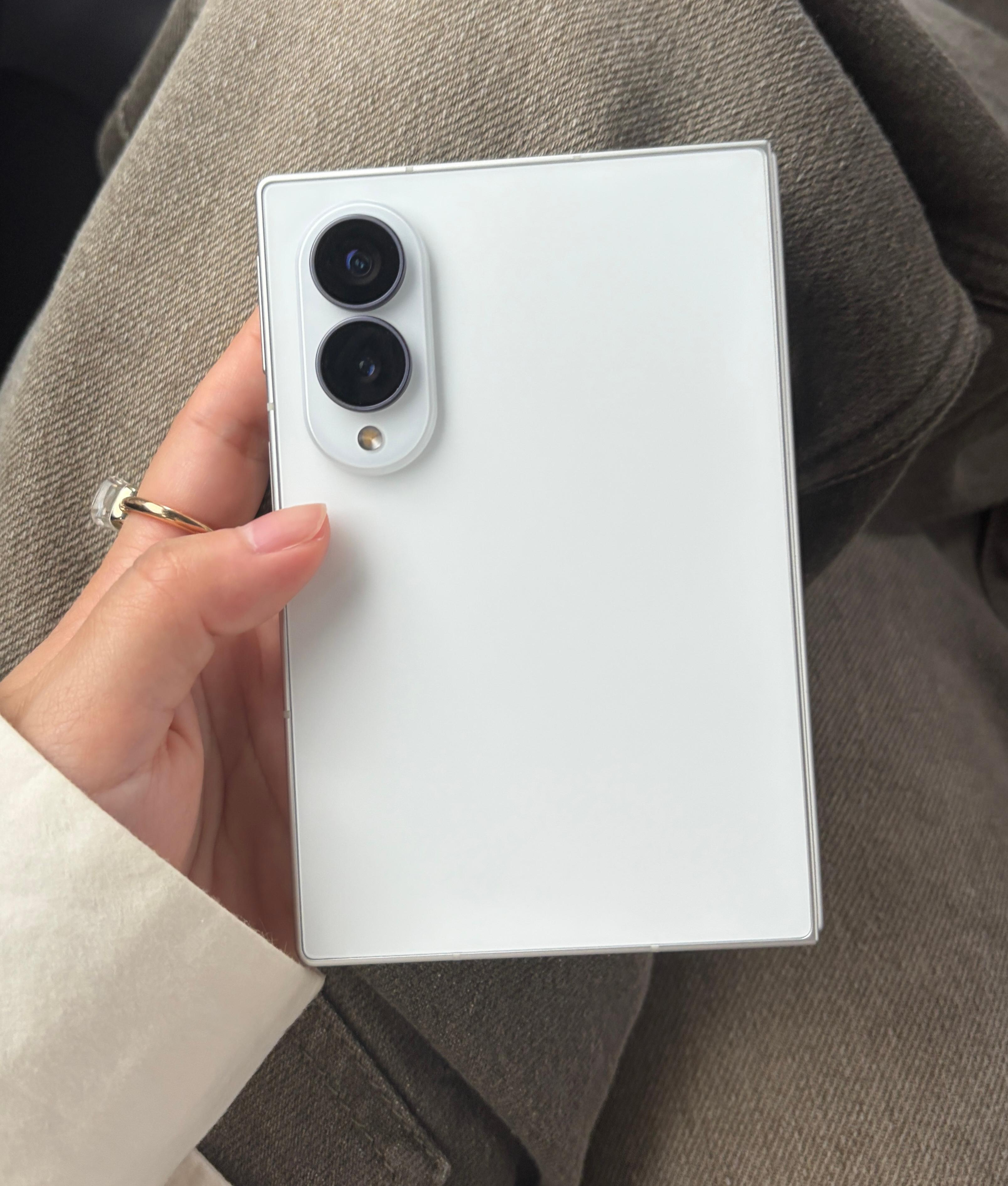 折りたたみ式スマートフォン ホワイト 私はパス」と思ってた折りたたみスマホ、3日使ったら寝返った