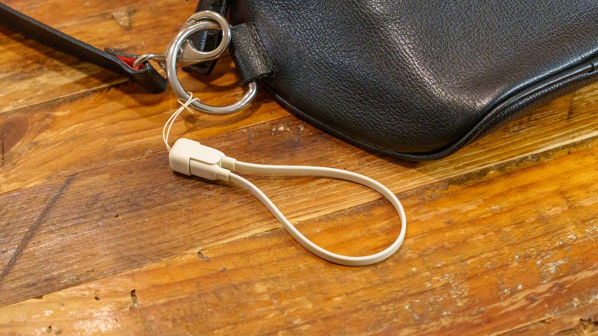 充電ケーブルがストラップになったら、もう忘れなくなった