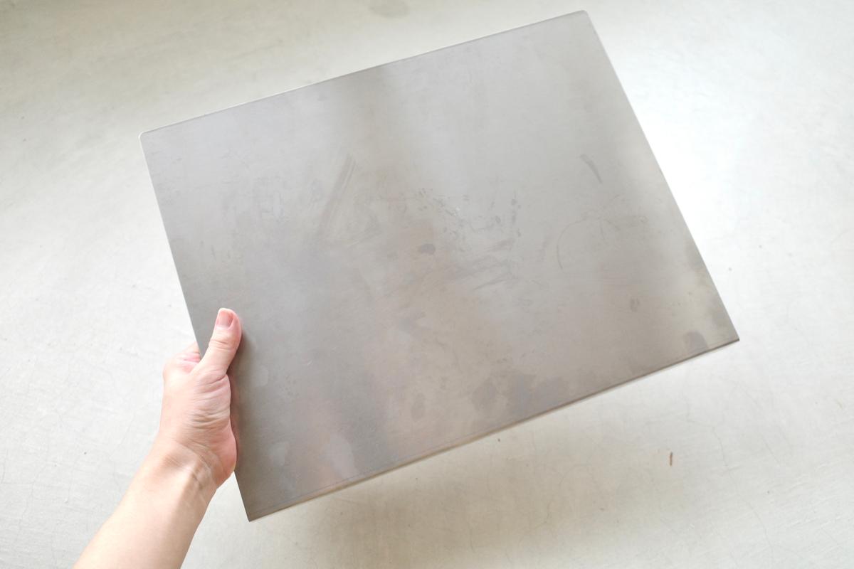 木かプラだけじゃなかった。キッチンに溶け込む「純チタン製のまな板」が意外にも合理的だった
