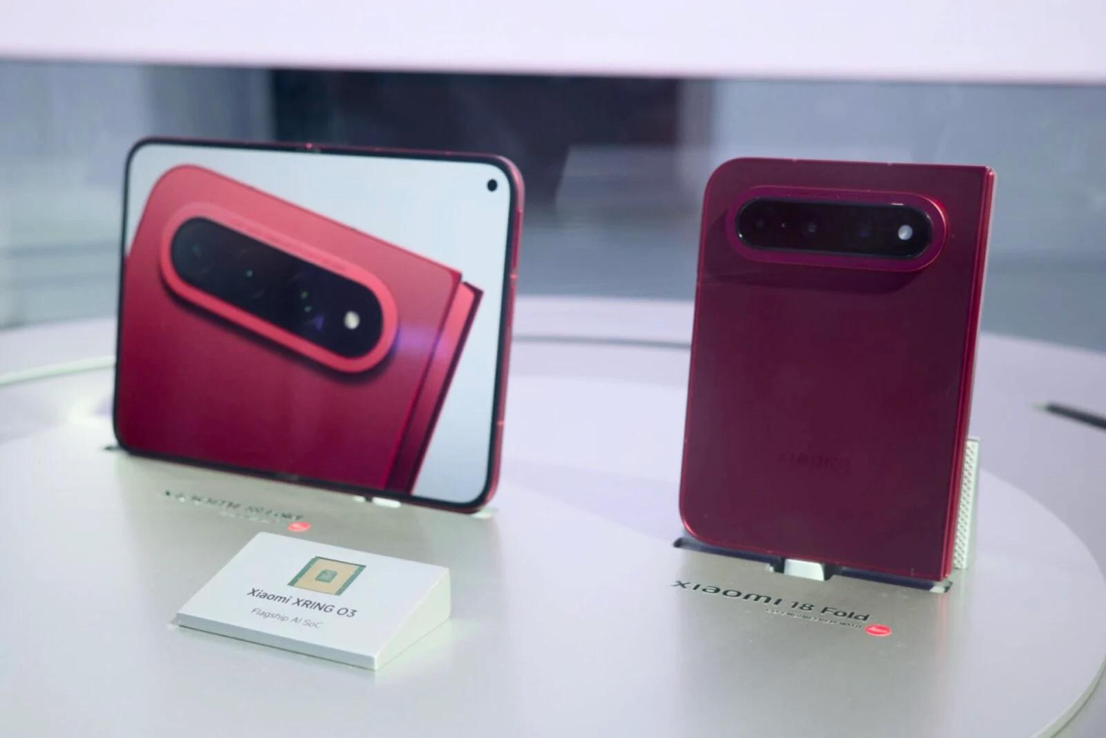 ほぼ折りたたみiPhone!? Xiaomiが折りたたみスマホ「Xiaomi 18 Fold
