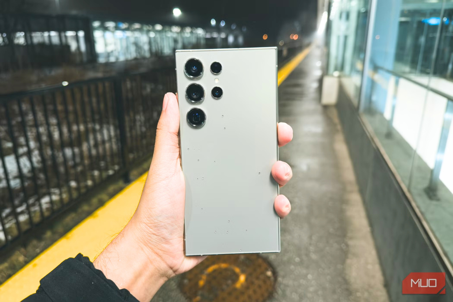 スマホ写真がボケる原因は「画面タップ」にあった。手ブレをゼロにする物理ボタン活用術