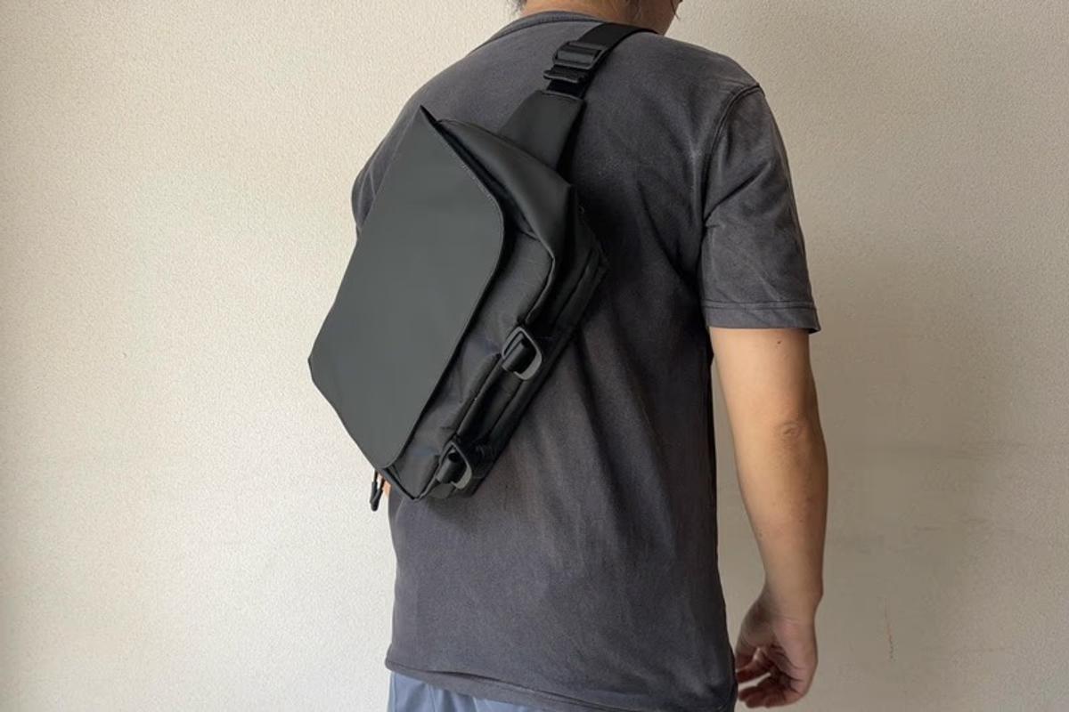 走ってもかがんでもズレにくい。背中にフィットするX-Pacスリングバッグが便利だ
