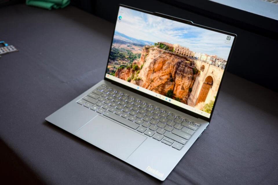 レノボ、新冷却機構で極薄超軽量ノートPCを開発 | ギズモード・ジャパン