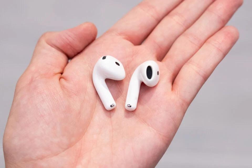 新型AirPods 5を前世代AirPods 4と比較。進化はノイキャンだけじゃない