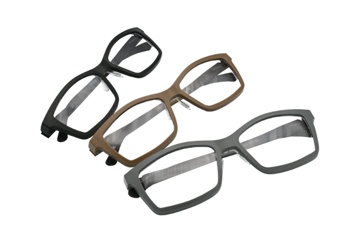 見たい距離に、指1本でサッと合わせられる。そんな老眼鏡を見つけた