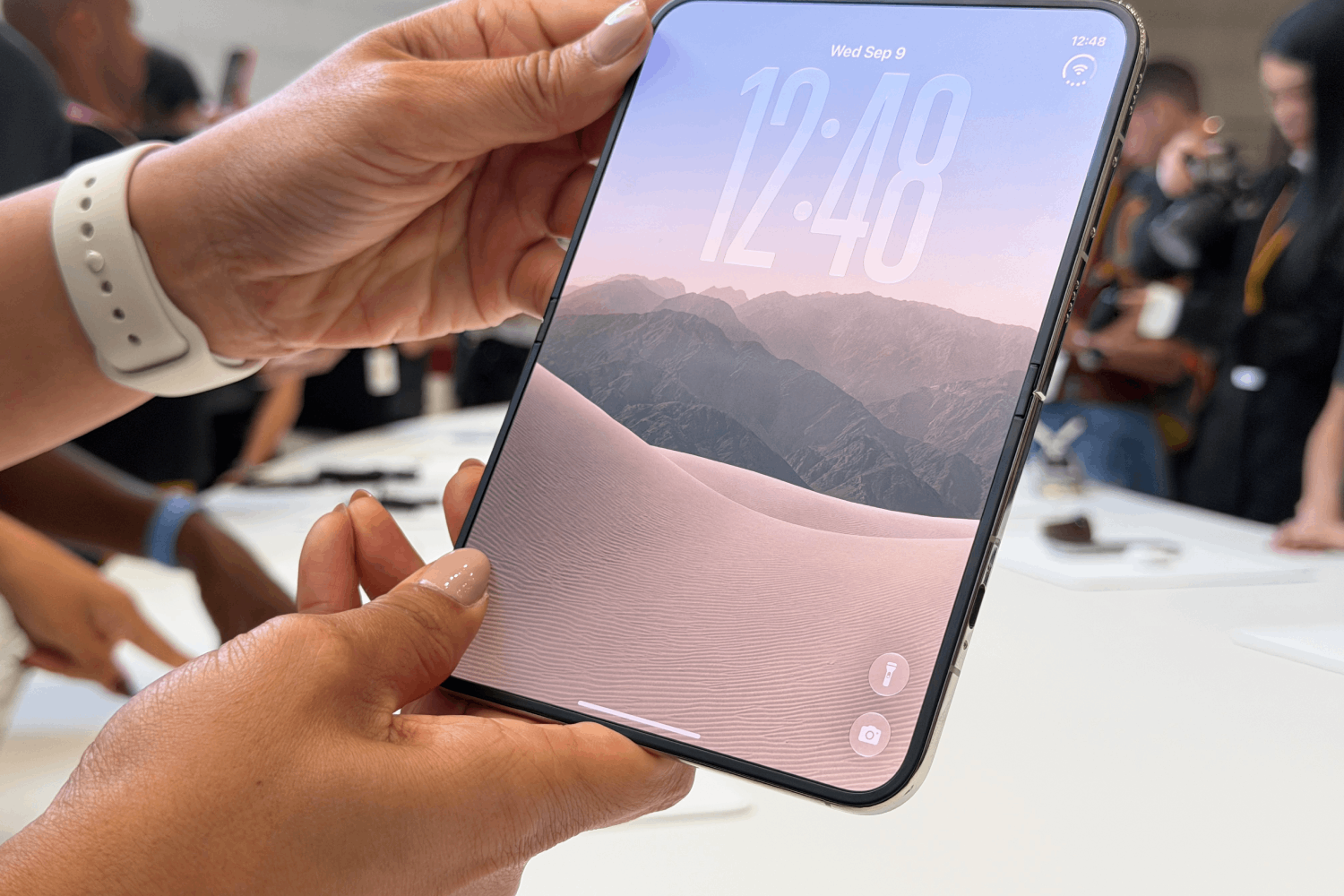 iPhone Duoの「折り目、どう？」 現地でじーーっくりチェックしてみました #appleevent