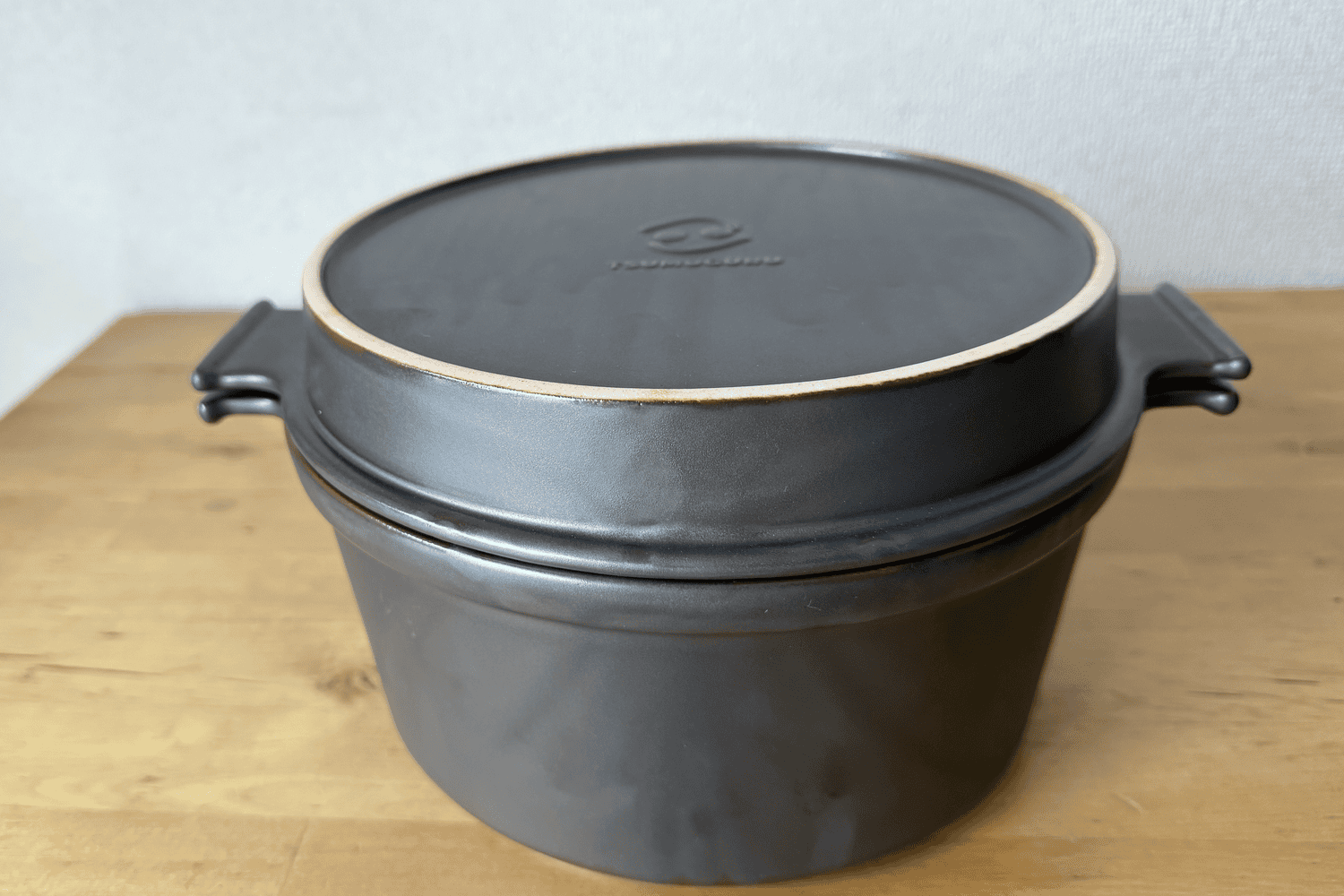 鉄製ダッチオーブンの「重さと手間」を解消。毎日使えるセラミックス製鍋を試してみた