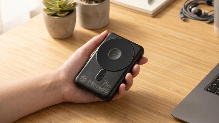 デスク配線のごちゃごちゃ、 2万円で買えるAnkerの「10 in 1 モニター