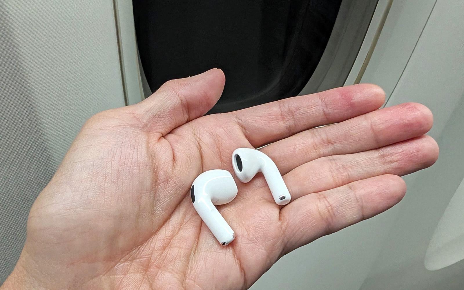 アップル「AirPods 5」先行レビュー：飛行機内で分かった実力と「4