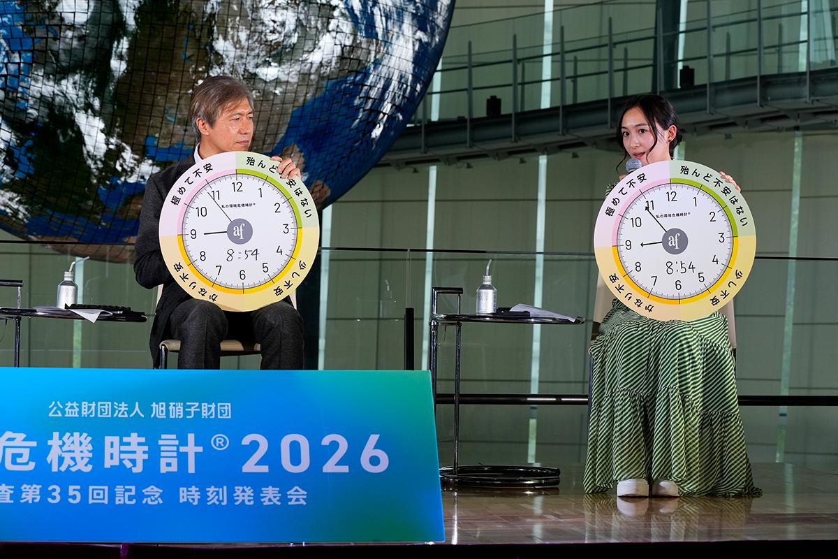 宇宙人の創意的な個性的な灰皿を持って、オフィスの宇宙飛行士を覆います。 人間らしい生活を送れるのは、あと200〜300年程度」宇宙飛行士・毛利衛