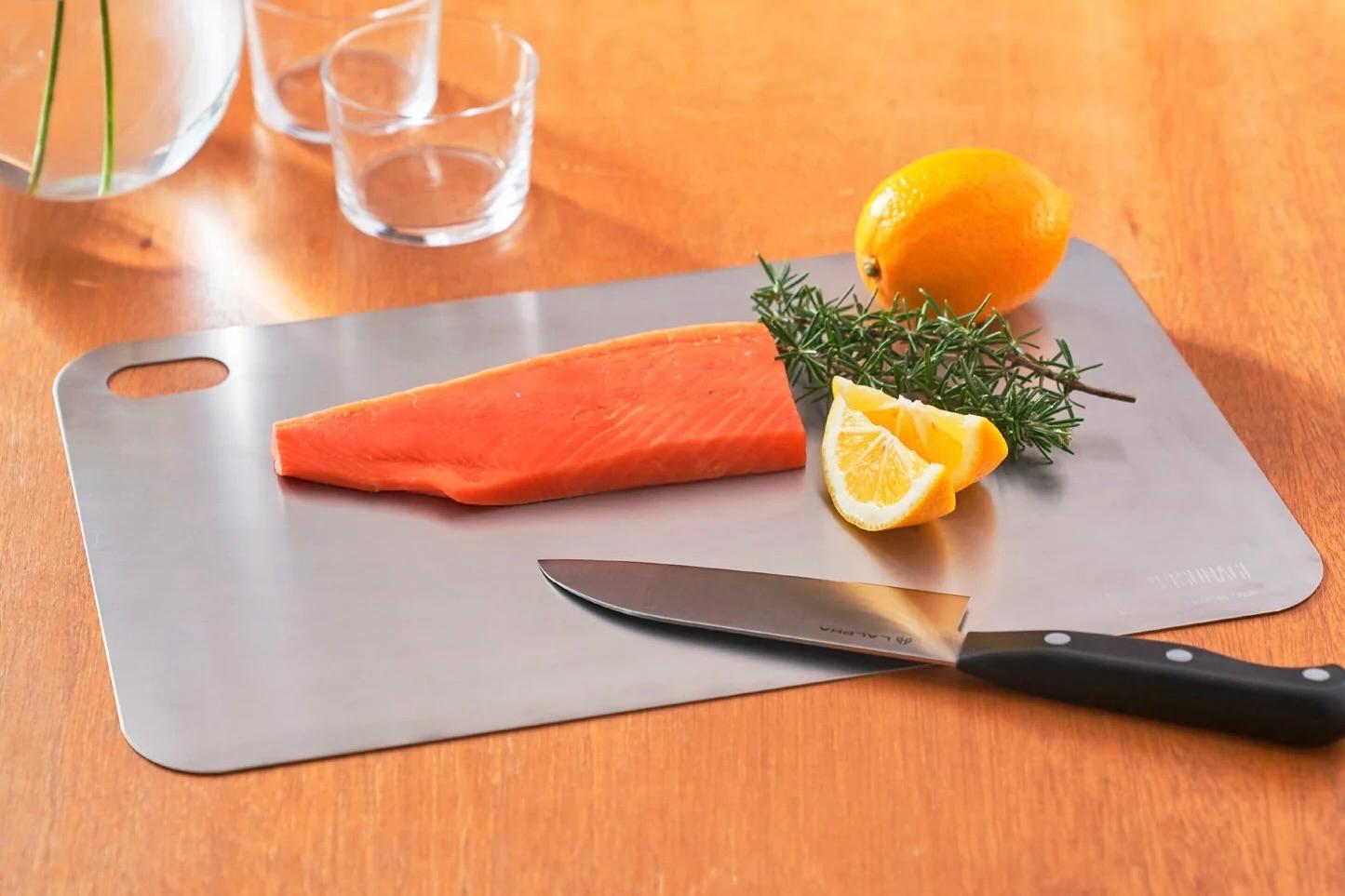 魚を切ったらさっと水洗いでOK。燕三条製の純チタンまな板がセールに