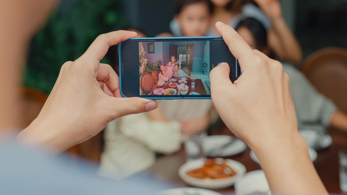 わが子の写真をもう上げられない。メタのAIが親たちに突きつけた「不気味な提案」