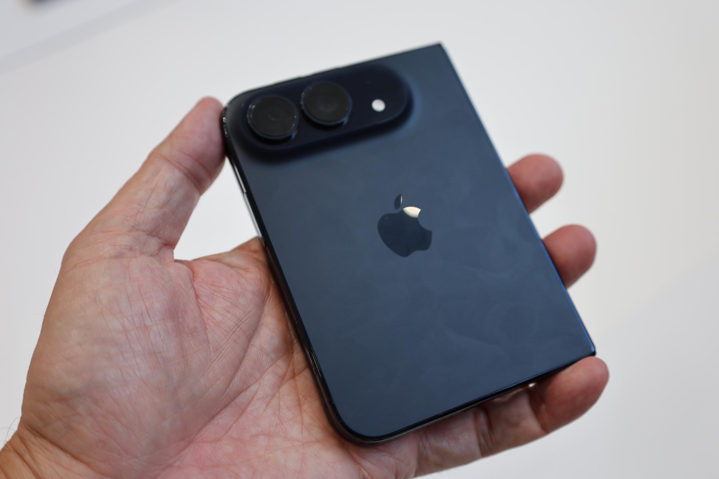 アップルの折りたたみスマホは36万円を超える。それでもiPhone Duoを