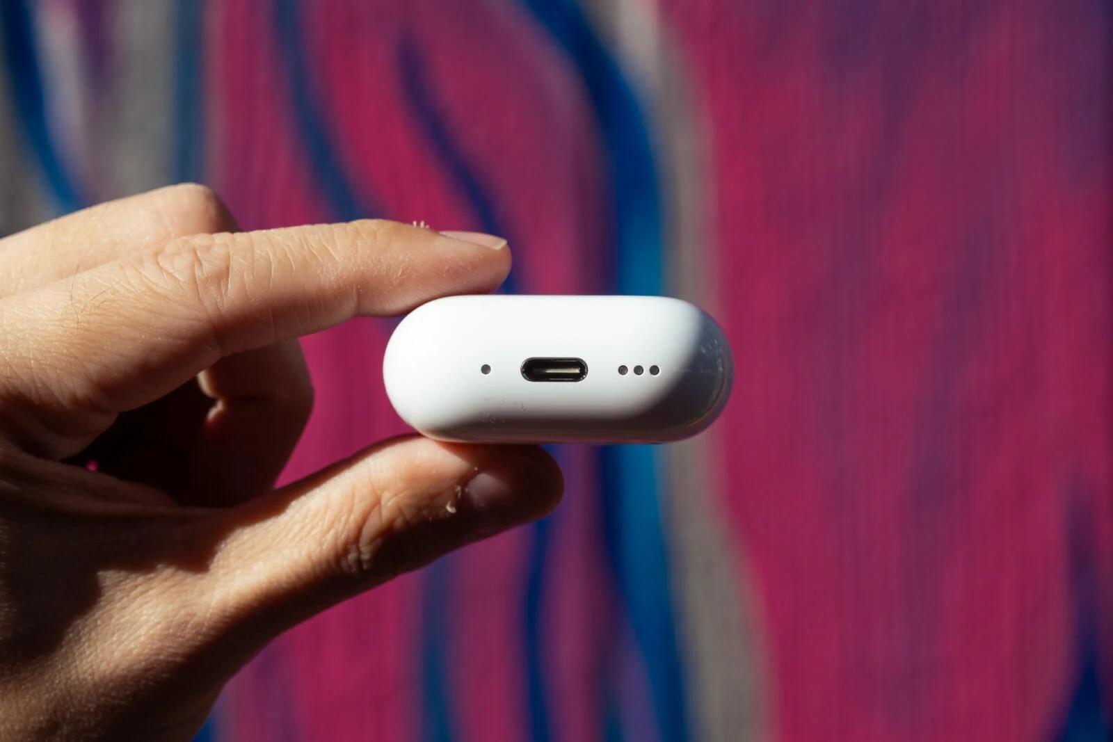 本日発売のAirPods 5。買いはワイヤレス充電ケースの方。バッテリーを