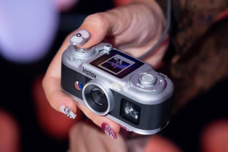 instax コンパクトデジタルカメラ 手のひらサイズに、ファインダーもダイヤルも。富士フイルムの小さな