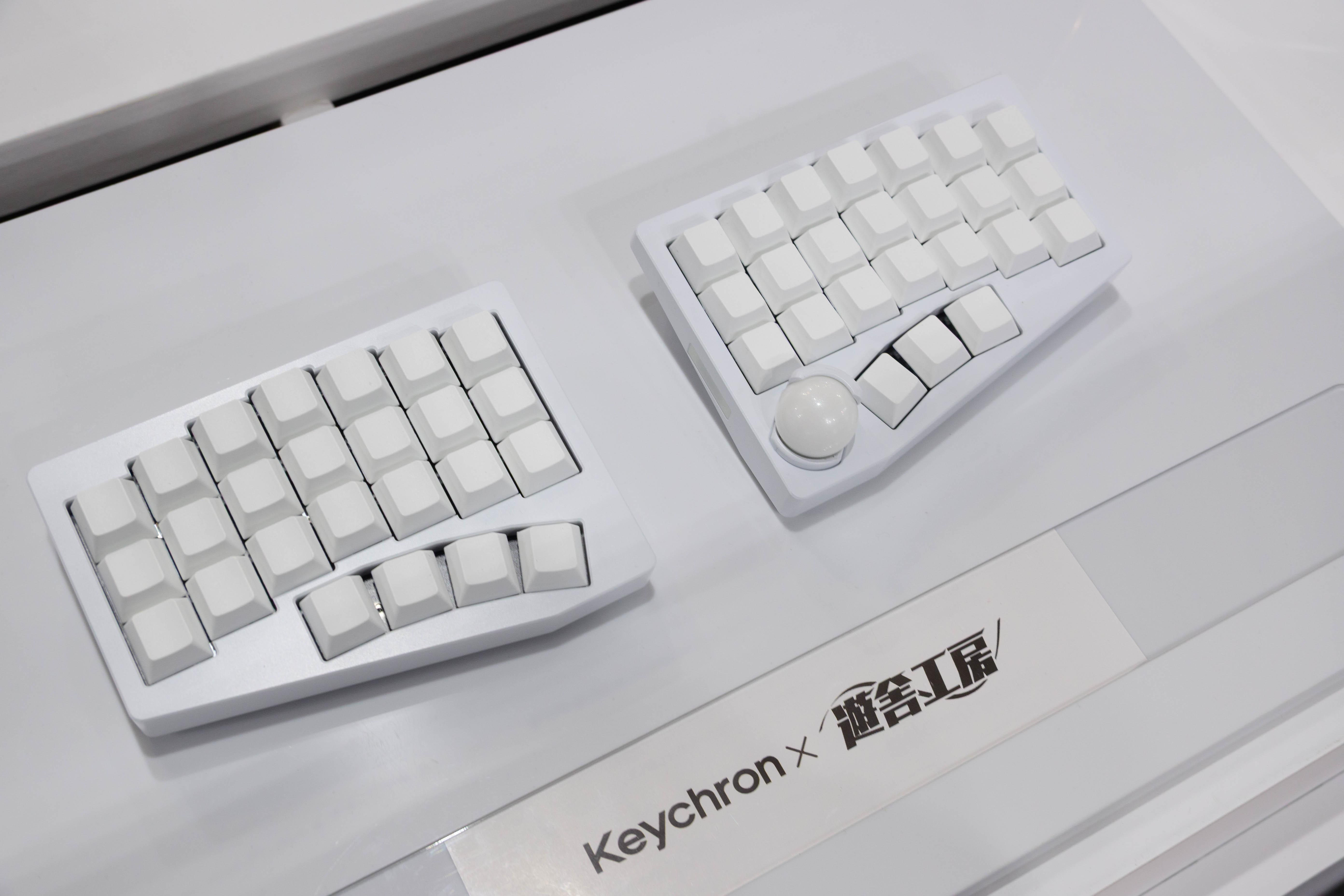 自作キーボードの遊舎工房 × Keychron。 アルミボディ左右分割