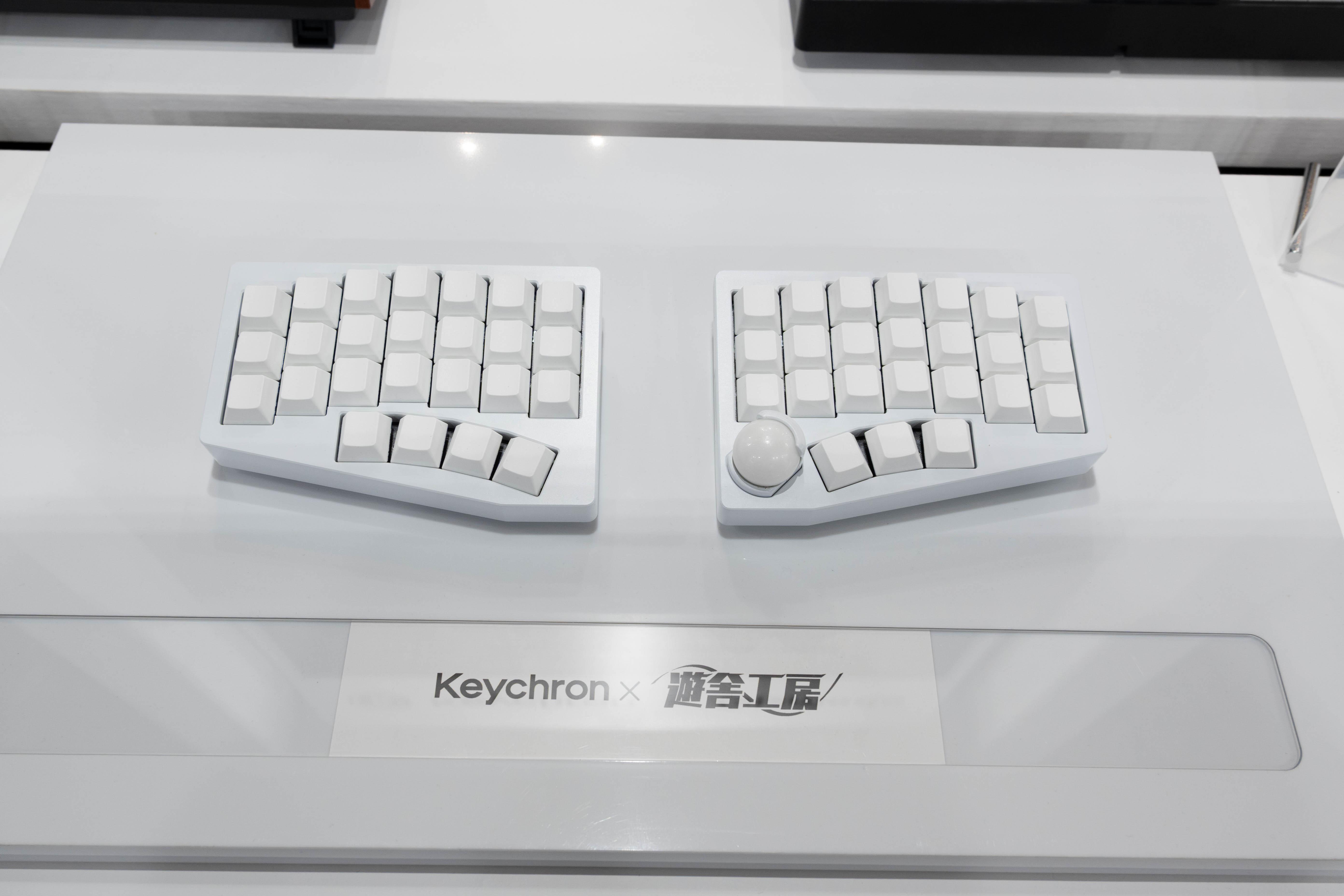 自作キーボードの遊舎工房 × Keychron。 アルミボディ左右分割