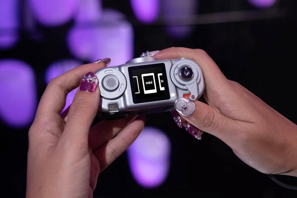 手のひらサイズに、ファインダーもダイヤルも。富士フイルムの小さな