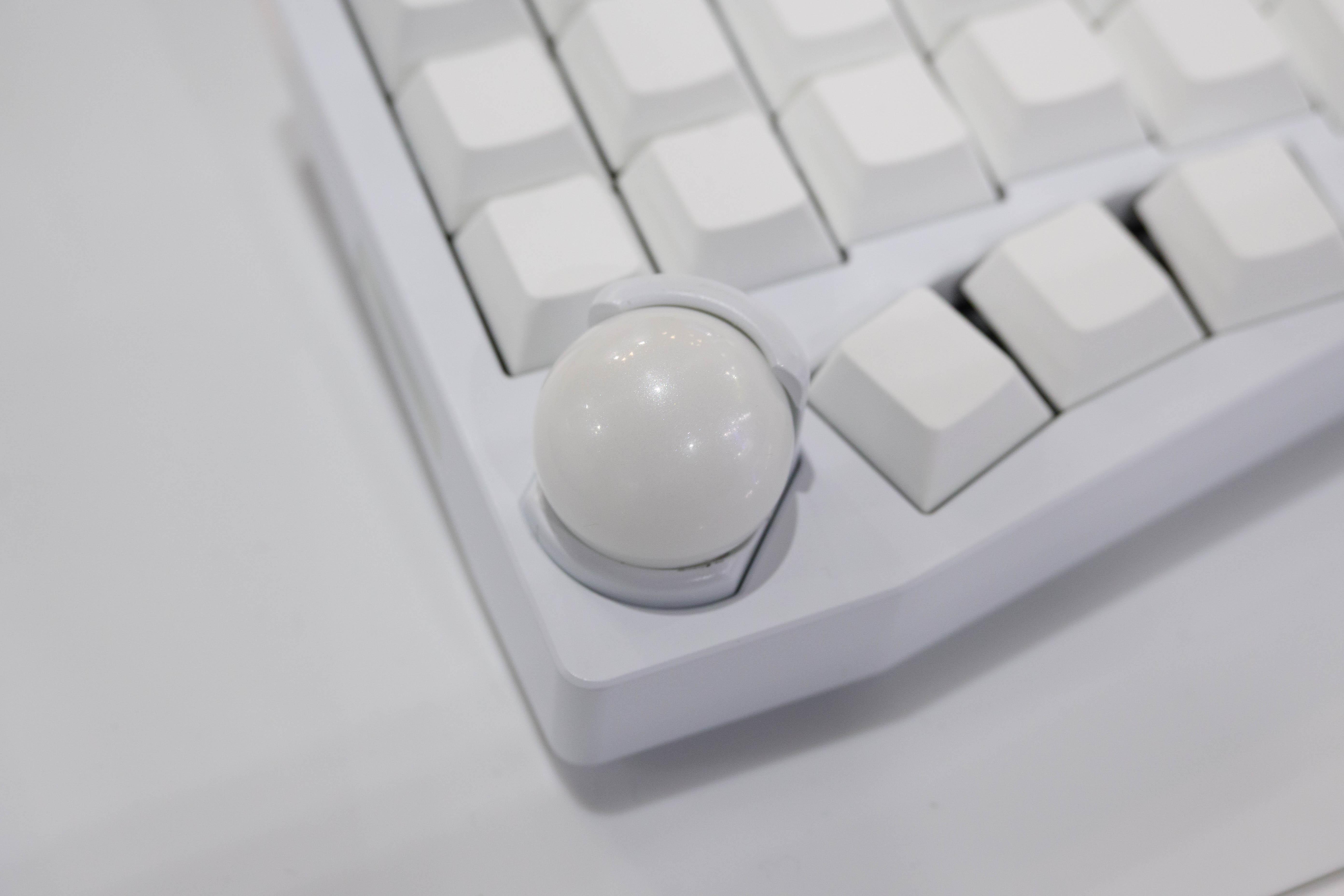 自作キーボードの遊舎工房 × Keychron。 アルミボディ左右分割