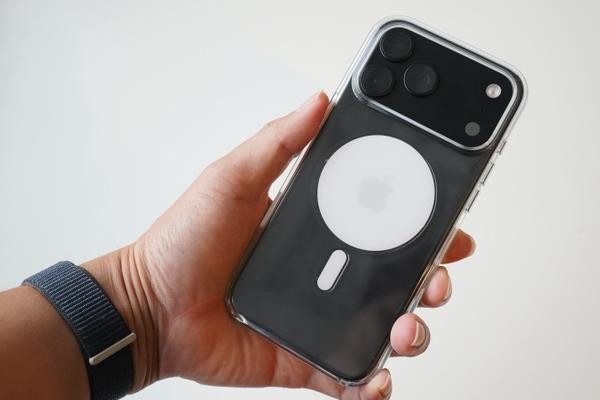 iPhone 18 Pro用純正クリアケース。ドラちゃんの手みたいにまんまる