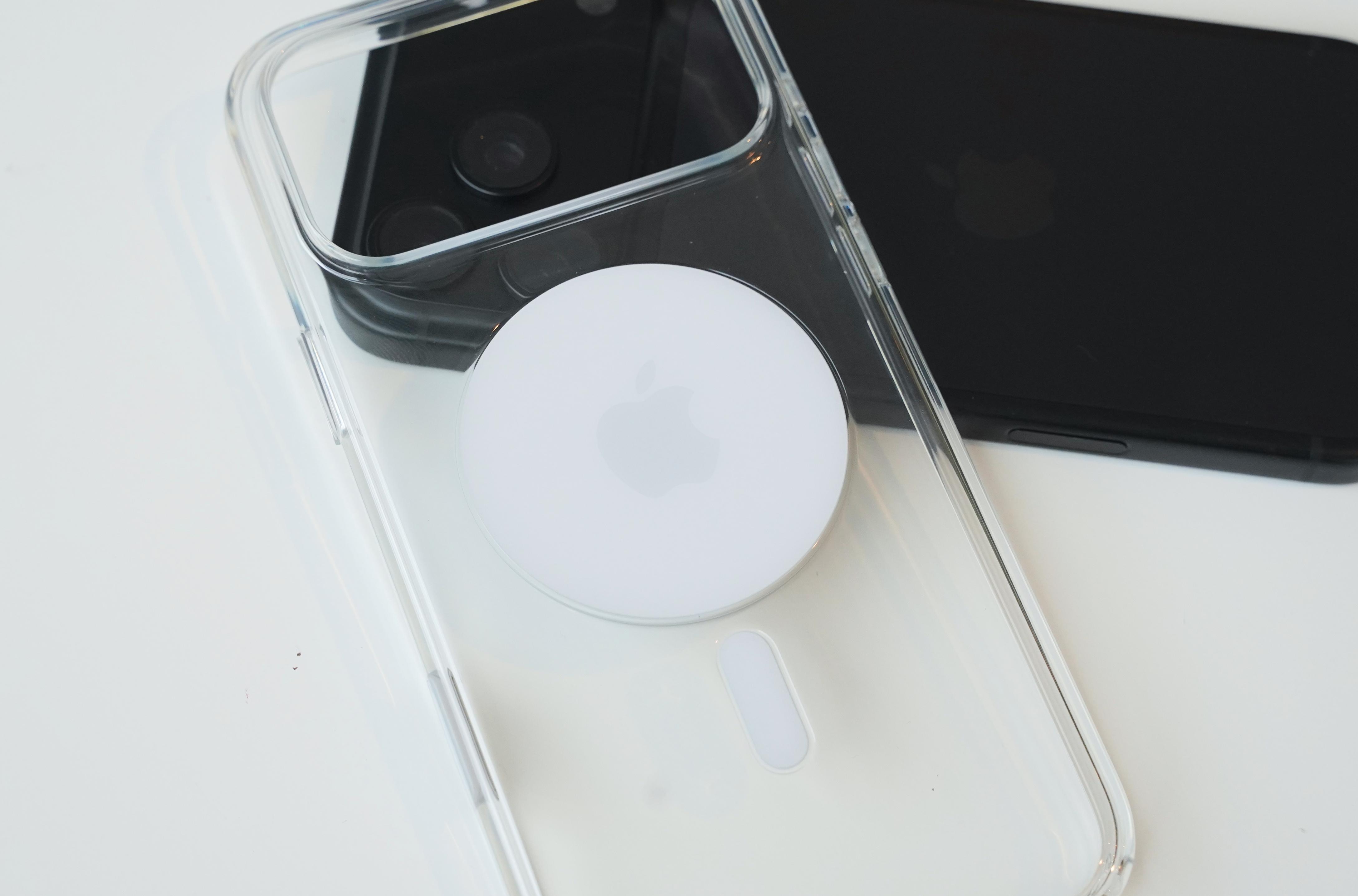 iPhone 18 Pro用純正クリアケース。ドラちゃんの手みたいにまんまる