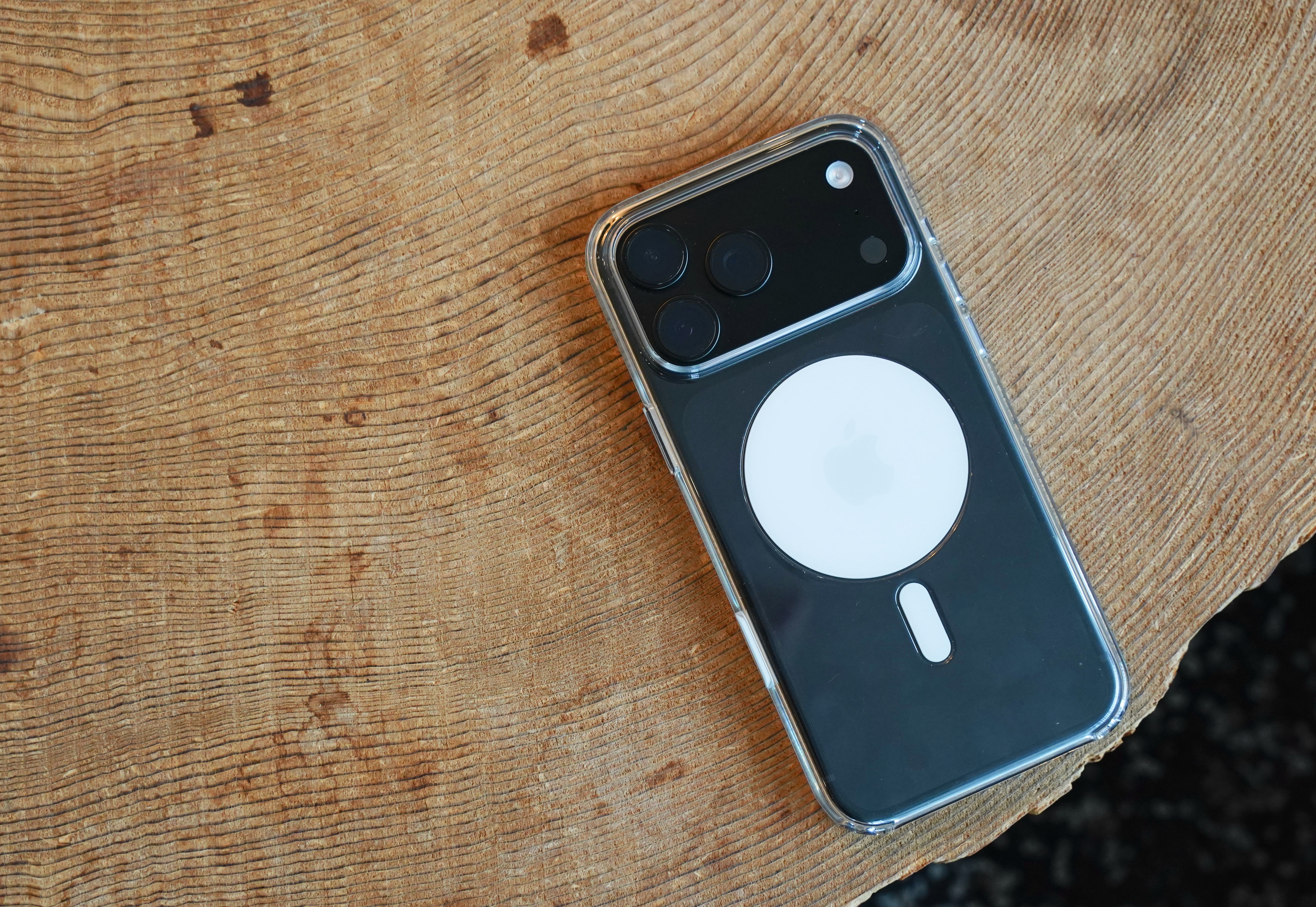 iPhone 18 Pro用純正クリアケース。ドラちゃんの手みたいにまんまる